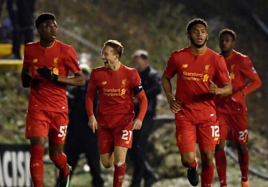 男子用手套自制钓鱼手势浮漂，看到“OK”就表示鱼已咬钩浮漂